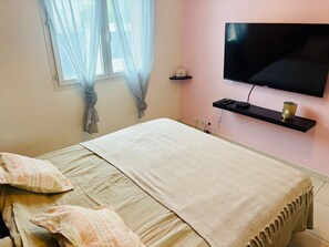3 bedrooms, desk, iron/ironing board, free WiFi