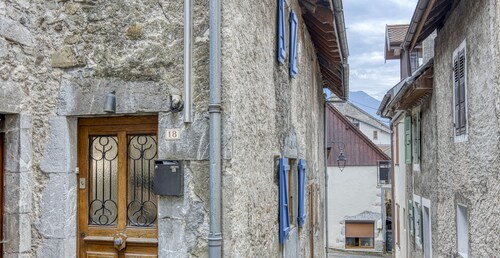 Welcome to Les Volets Azur, a lovely fully renovated village house, ideal for a romantic getaway in the heart of Menthon-Saint-Bernard. Nestled between lake and mountains, this cozy home offers a peaceful and warm atmosphere.