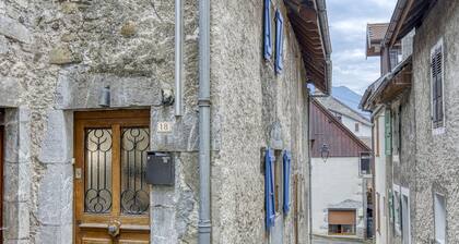 Welcome to Les Volets Azur, a lovely fully renovated village house, ideal for a romantic getaway in the heart of Menthon-Saint-Bernard. Nestled between lake and mountains, this cozy home offers a peaceful and warm atmosphere.