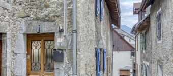 Welcome to Les Volets Azur, a lovely fully renovated village house, ideal for a romantic getaway in the heart of Menthon-Saint-Bernard. Nestled between lake and mountains, this cozy home offers a peaceful and warm atmosphere.
