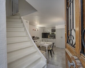 Fridge, oven, dishwasher, coffee/tea maker