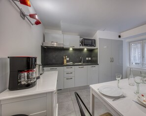Fridge, oven, dishwasher, coffee/tea maker