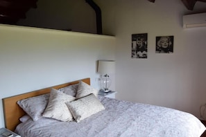 Tabla de planchar con plancha, wifi, ropa de cama