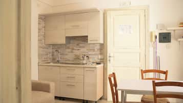 Departamento superior | Cocina privada | Refrigerador, parrilla de estufa y cafetera de espresso