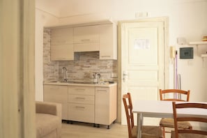 Appartement Supérieur | Cuisine privée | Réfrigérateur, plaque de cuisson, machine à expresso