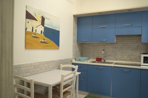 Estudio básico | Cocina privada | Refrigerador, parrilla de estufa y cafetera de espresso 