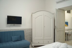 Basic Studio | Blackout drapes, iron/ironing board, free WiFi