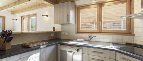 Frigorífico, microondas, horno y lavavajillas