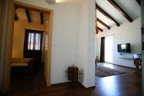 1 bedroom, in-room safe, free WiFi, bed sheets - Charming vacation home with pool and garden (Bale)