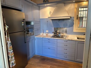 Micro-ondes, four, plaque de cuisson, lave-vaisselle