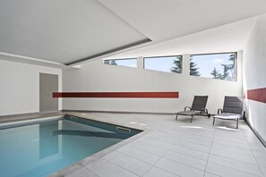 室内游泳池，恒温泳池