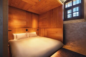 Suite, 1 très grand lit, non-fumeurs | Coffres-forts dans les chambres, rideaux occultants, Wi-Fi gratuit