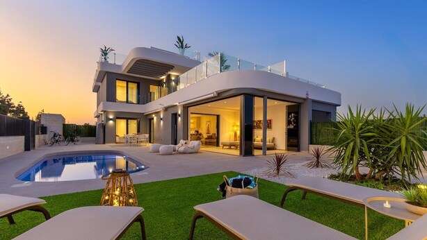 A modern house with a swimming pool, outdoor seating, and a well-maintained lawn. - Dreamscape Villa by Fidalsa (Los Alcazares)
