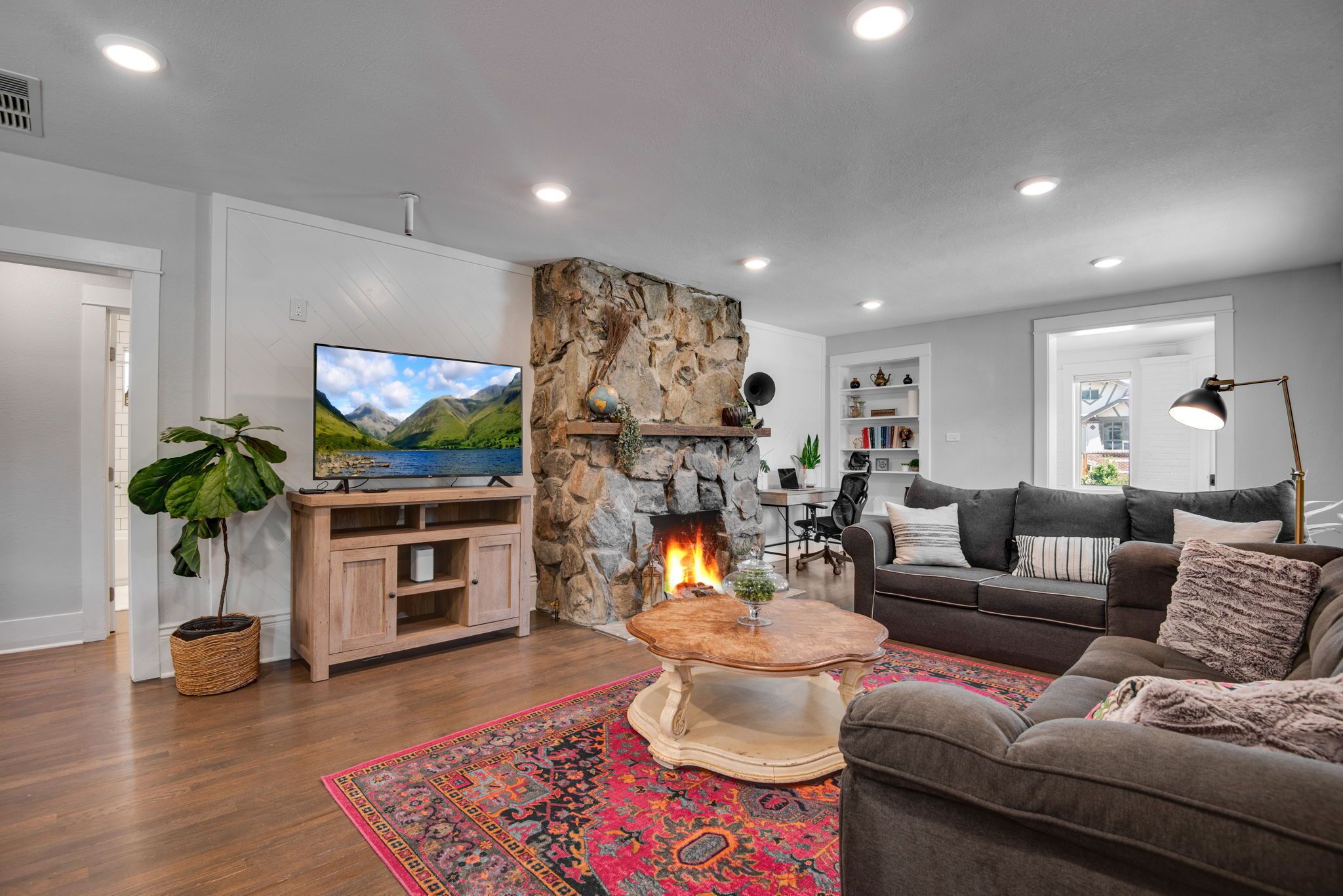 Televisión, chimenea y oficina 