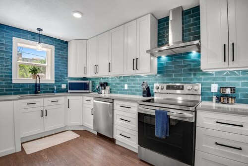 6BR Retreat ★ Firepit • Sloan’s Lake • Near DT