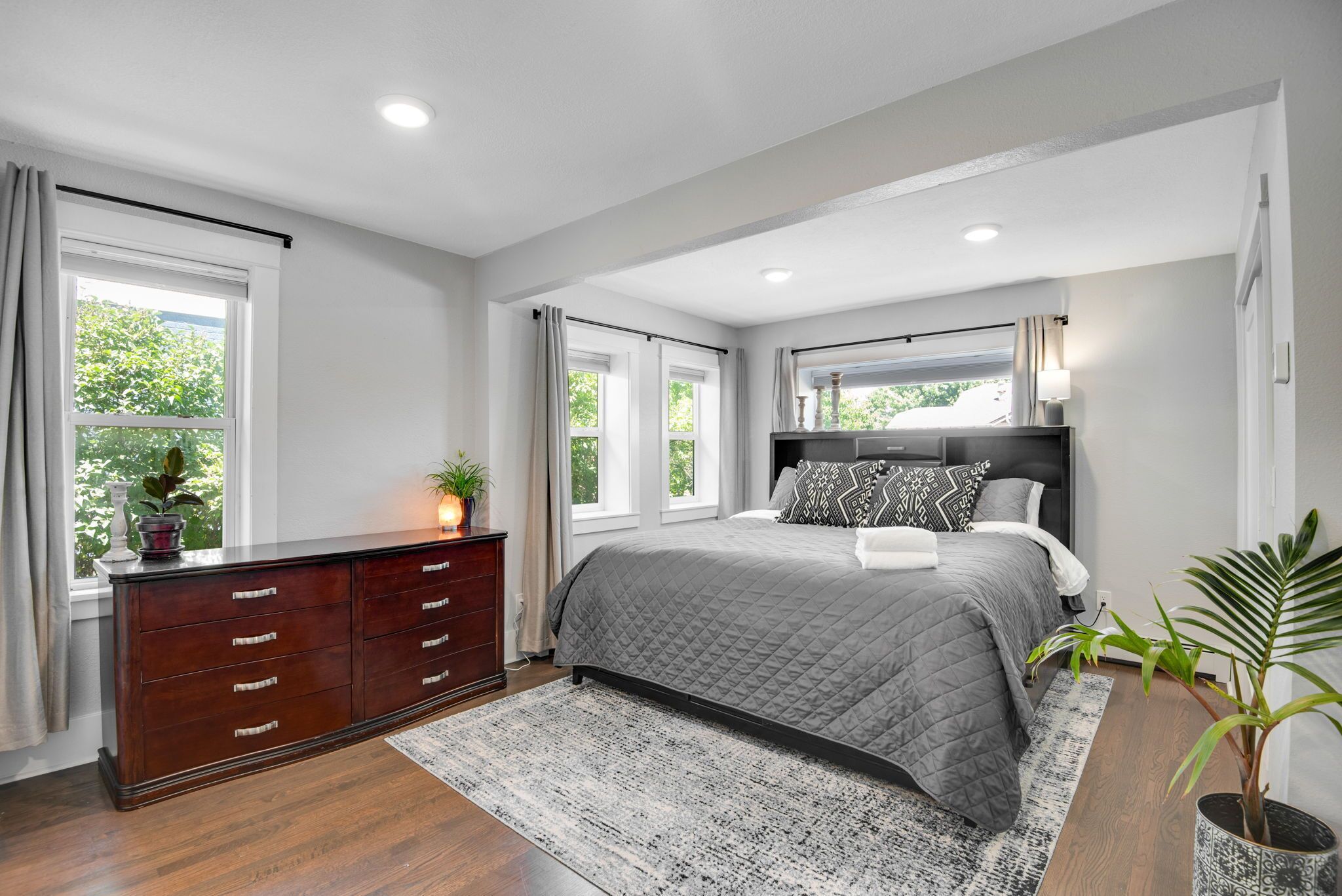 6 bedrooms, iron/ironing board, travel crib, free WiFi