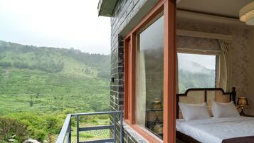 Deluxe Double Room | Desk, iron/ironing board, free WiFi, bed sheets