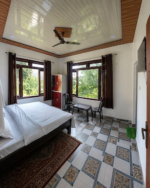 4 bedrooms, iron/ironing board, WiFi (free), bed sheets