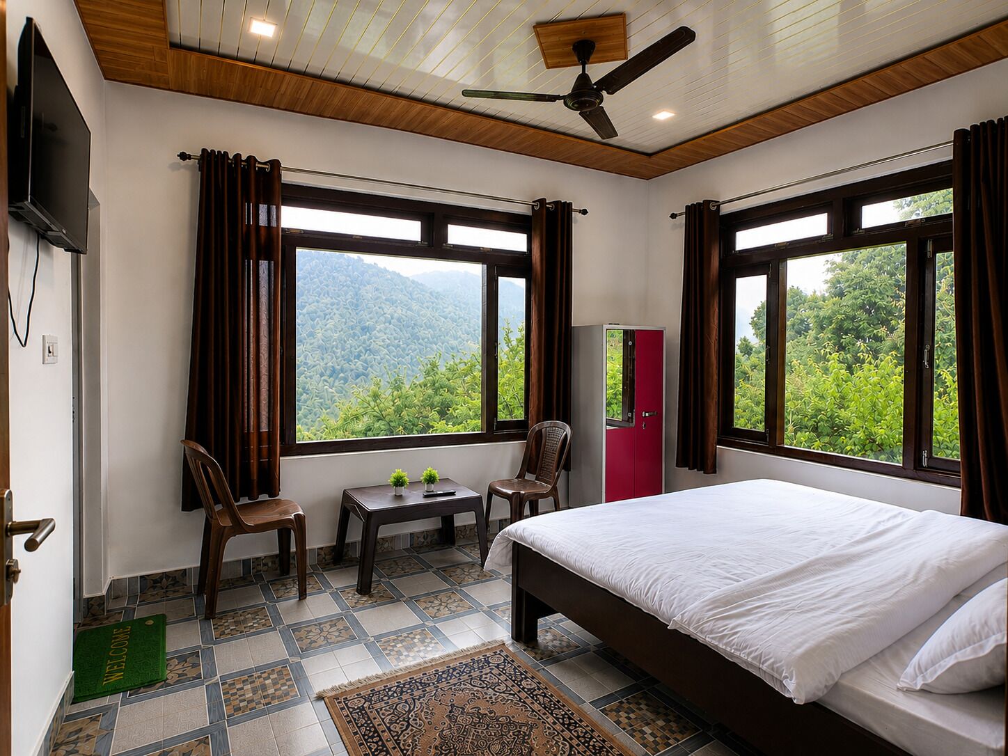 4 bedrooms, iron/ironing board, WiFi (free), bed sheets