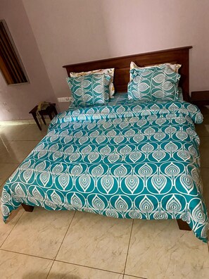 Basic Single Room, Balcony | Desk, laptop workspace, iron/ironing board, free WiFi - SIGNE TAKOU LINUS CHRISTIAN (Bafoussam)