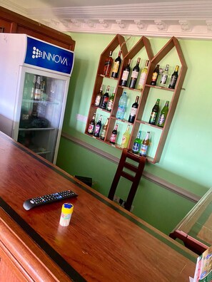 15 bars/lounges