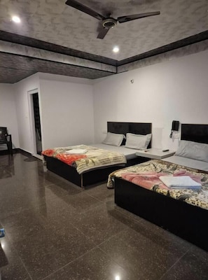 Escritorio, wifi gratis y ropa de cama