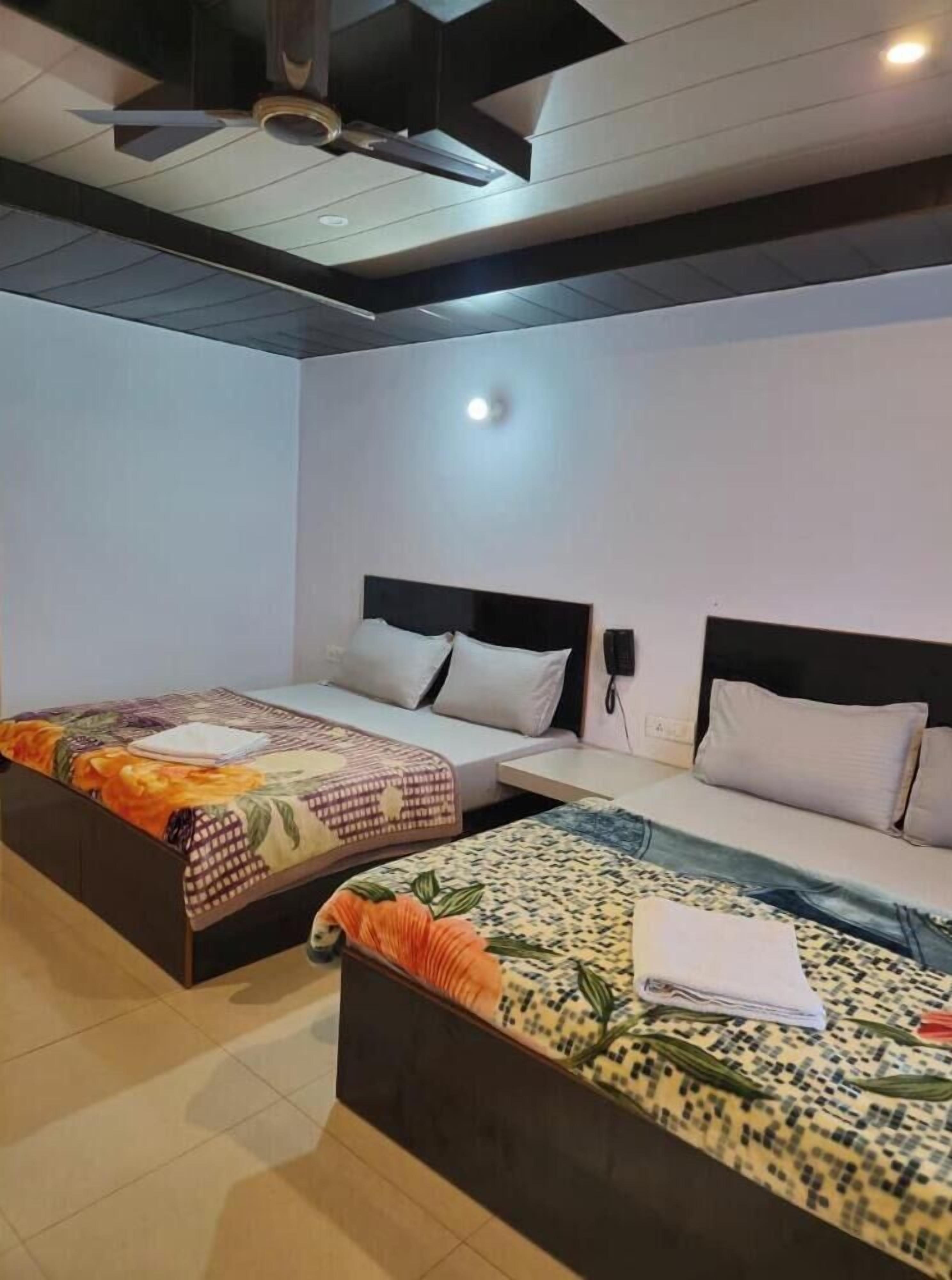 办公桌、免费 WiFi、床单