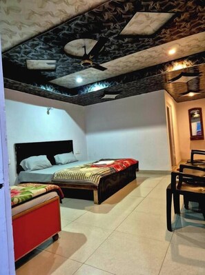 Desk, free WiFi, bed sheets - Shri Narayan Resort (Ukhimath)