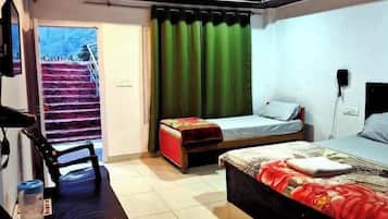 Escritorio, wifi gratis y ropa de cama
