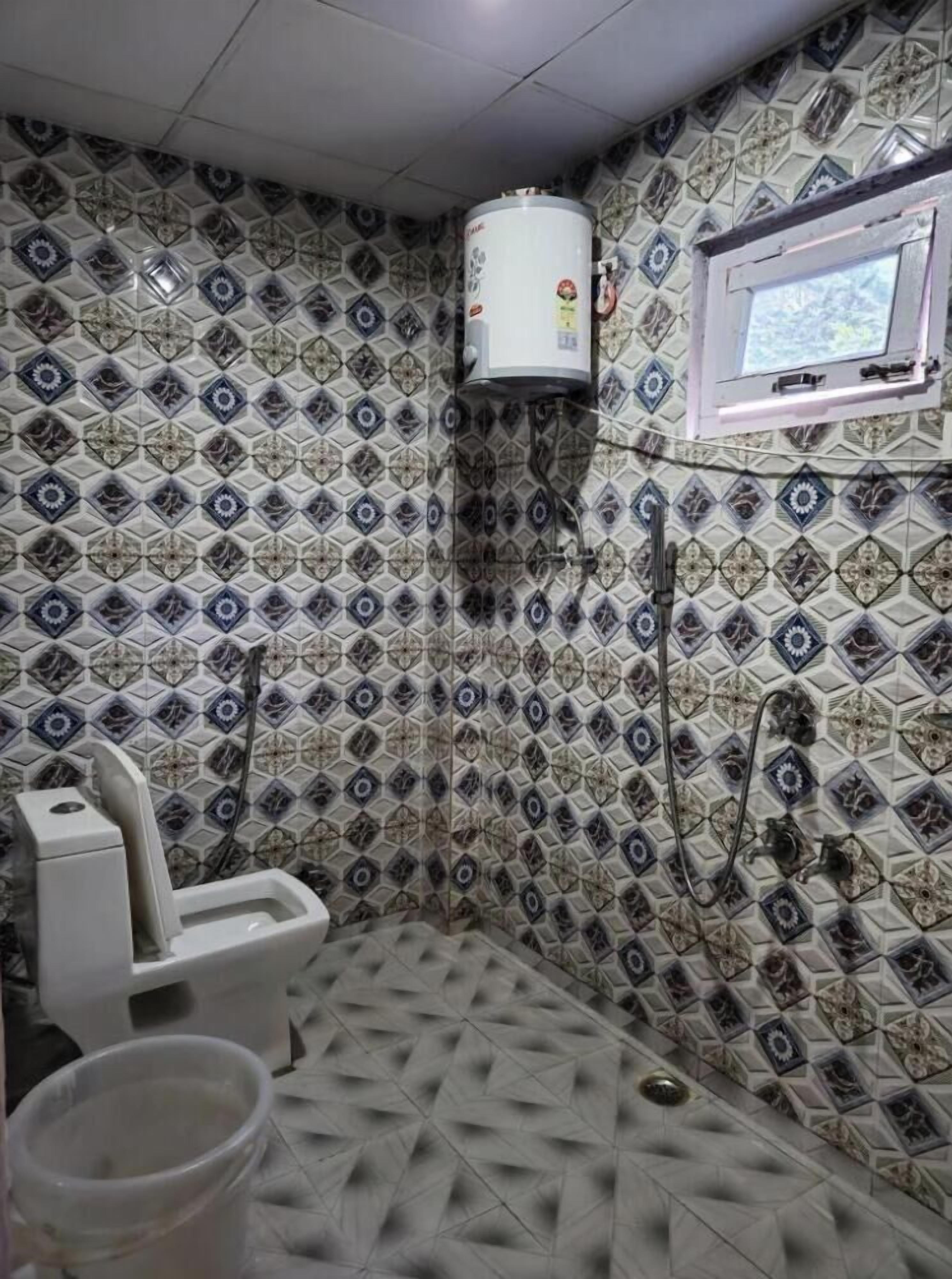 Douche, chaussons, serviettes fournies, savon