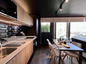 Kühlschrank, Mikrowelle, Ofen, Herdplatte