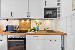 Een koelkast, een microgolfoven, een oven, een kookplaat