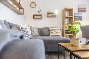 TV, tavolo da calcetto, tavolo da ping pong, impianto stereo