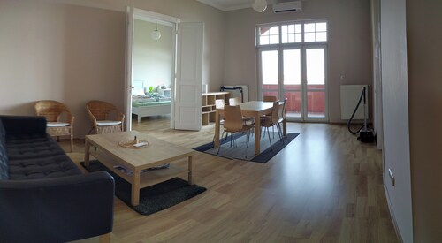 Huge sunny apartament in the heart of Budapest with view and and green park.