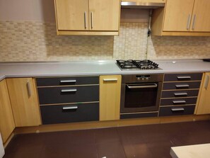 Micro-ondes, four, plaque de cuisson, lave-vaisselle