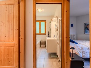 2 bedrooms, travel cot, free WiFi