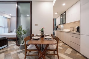 디럭스 아파트, 침실 1개, 발코니, 시내 전망 | 객실 내 식사 공간