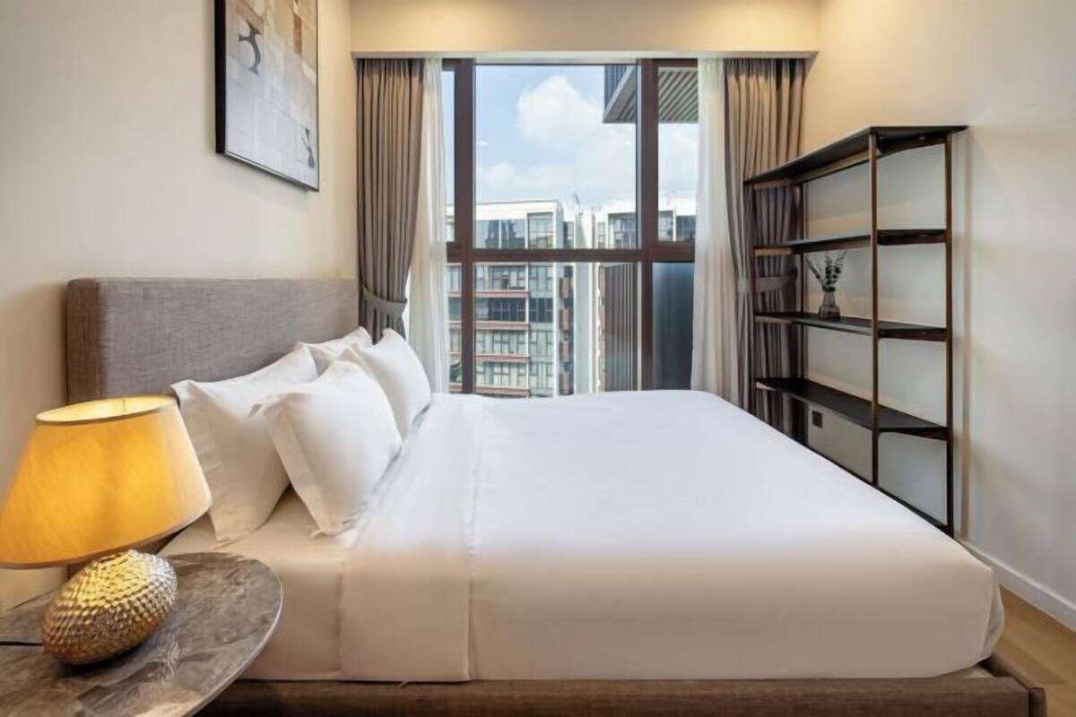 Minibar, meja kerja, ruang kerja ramah laptop, dan tirai kedap cahaya