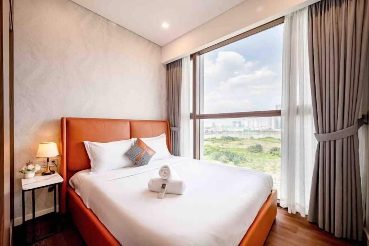 Minibar, meja kerja, ruang kerja ramah laptop, dan tirai kedap cahaya