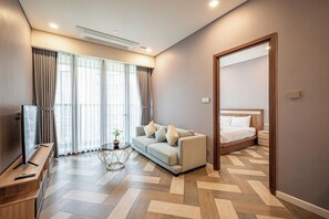 Apartemen Deluks, 1 kamar tidur, balkon, pemandangan kota | Area keluarga | Televisi layar datar 42-inci dengan saluran TV digital