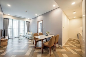 Appartement Deluxe, 1 chambre, balcon, vue ville | Coin séjour | Télévision à écran plat de 42 pouces avec chaînes numériques