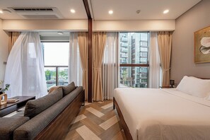 Appartamento Deluxe, 1 camera da letto, balcone, vista città | Minibar, una scrivania, postazione laptop, tende oscuranti