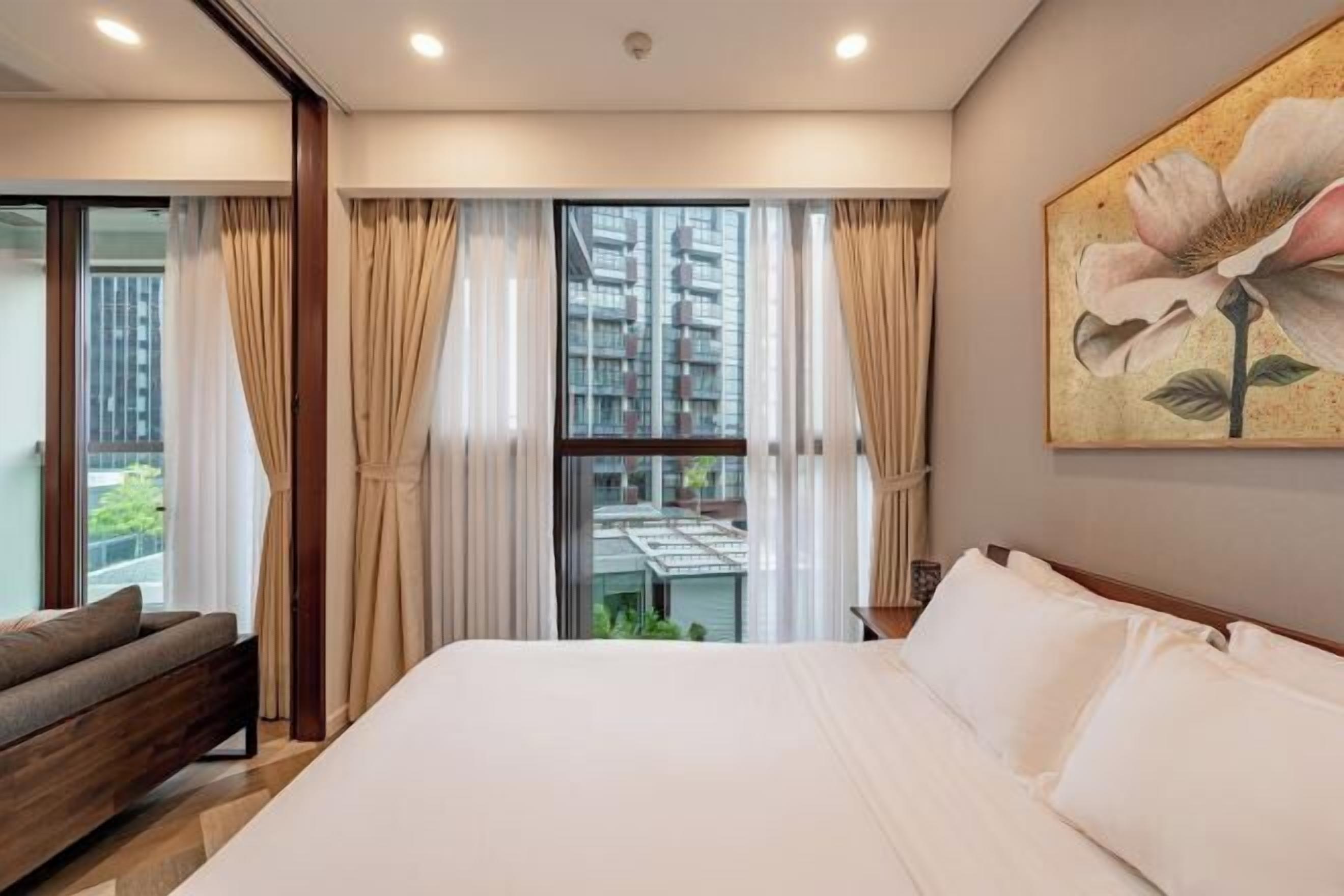 Minibar, desk, laptop workspace, blackout drapes