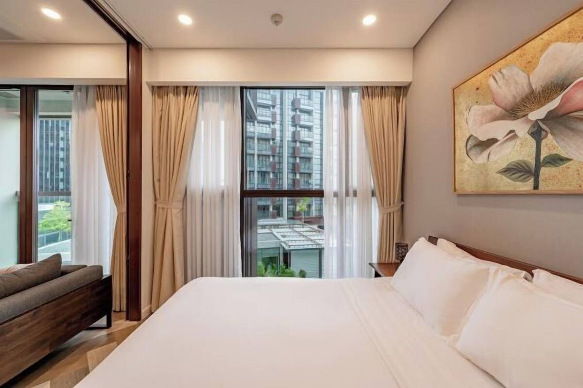 Minibar, meja kerja, ruang kerja ramah laptop, dan tirai kedap cahaya