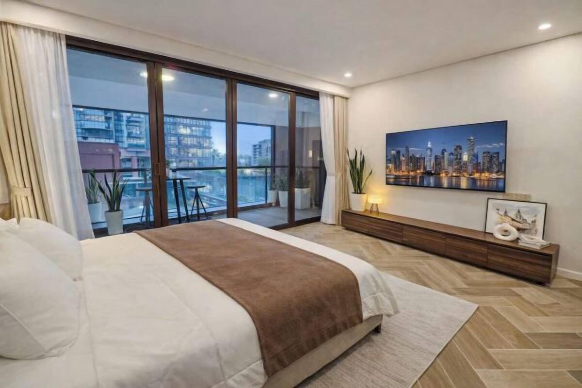 Minibar, escritorio y espacio para trabajar con laptop