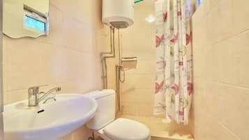 Buồng tắm vòi sen, máy sấy tóc, khăn tắm, xà phòng