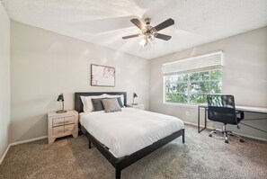 2 Schlafzimmer, Schreibtisch, Bügeleisen/Bügelbrett, Reisekinderbett