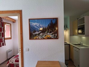 Een koelkast, een magnetron, een vaatwasser