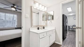 1 chambre, bureau, fer et planche à repasser, lit parapluie