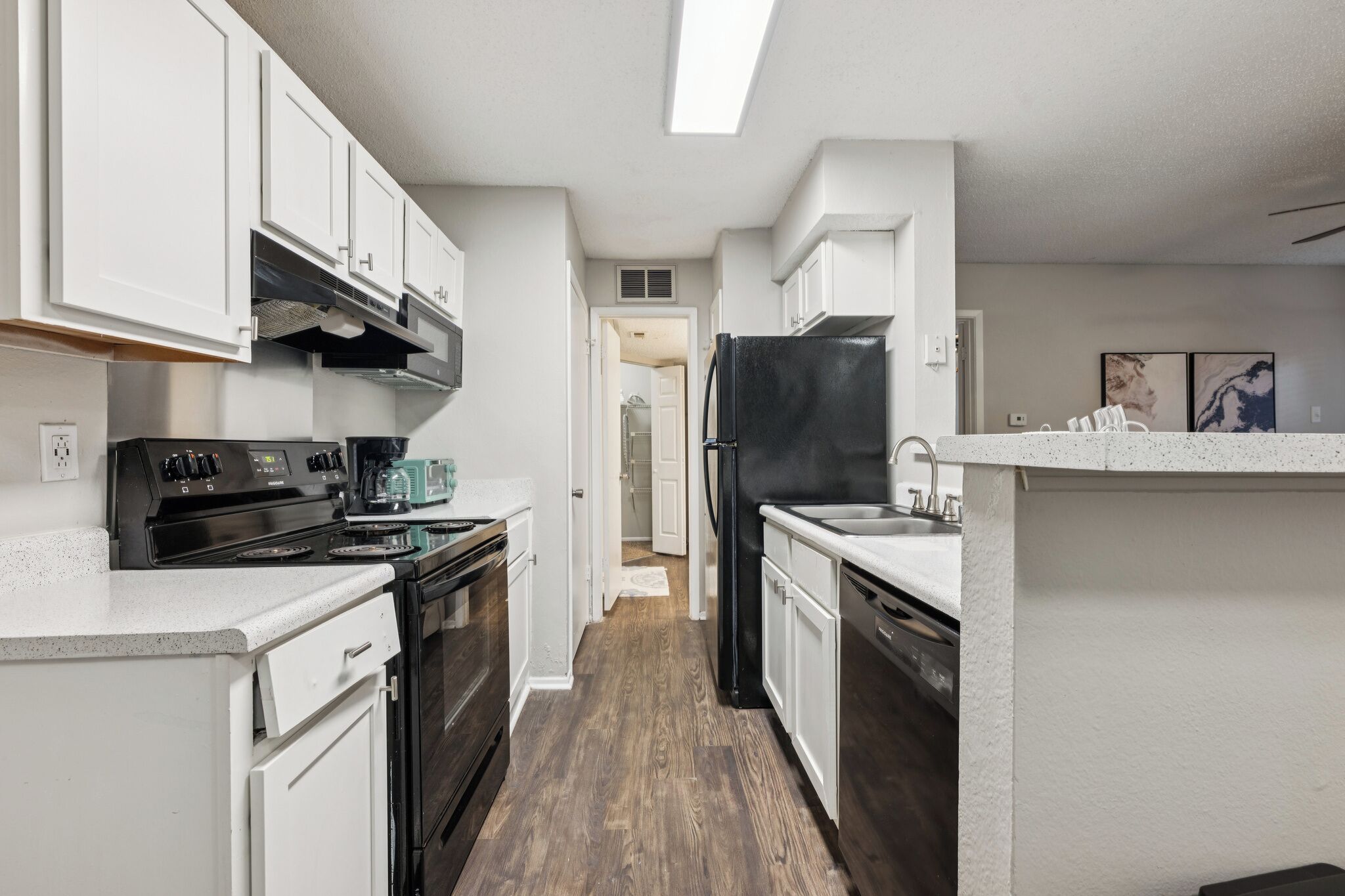 Réfrigérateur, micro-ondes, four, plaque de cuisson